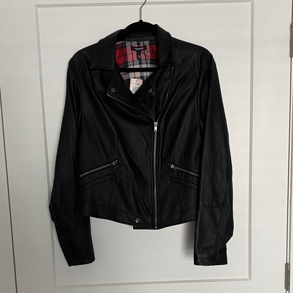 torrid size 1 (14/16) Black Faux Leather Moto Jacket with Red Plaid Lining - Picture 4 of 7